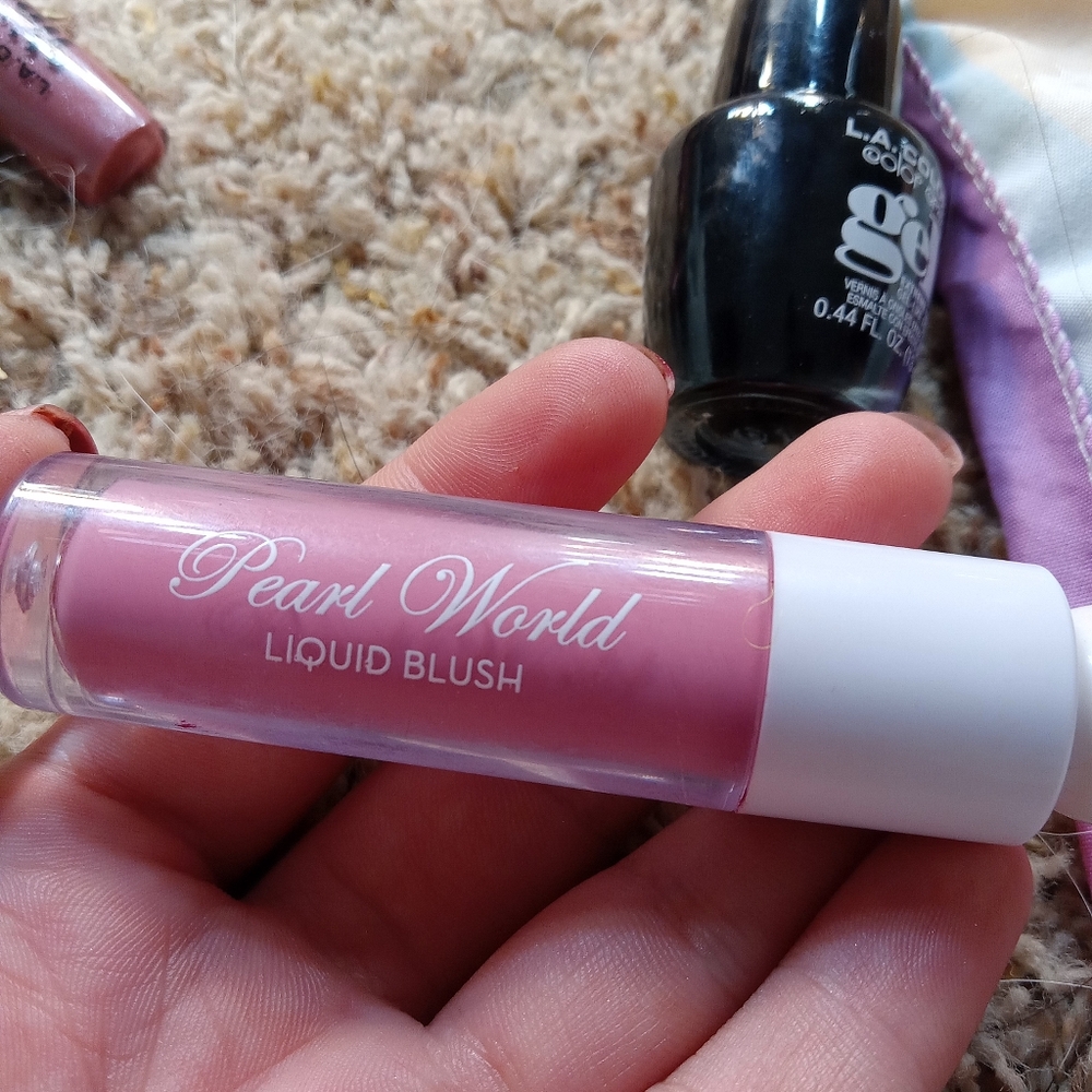 A really good cream blush in good condition brand new!